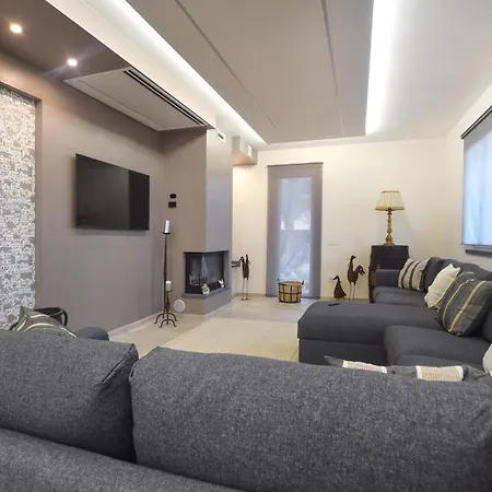 4 Bedroom Gorgeous In Holiday home Massarosa