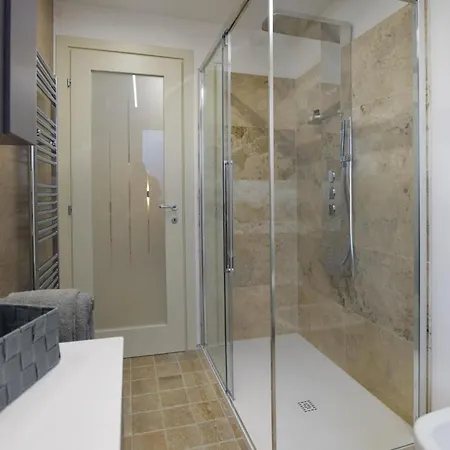 4 Bedroom Gorgeous In Holiday home *