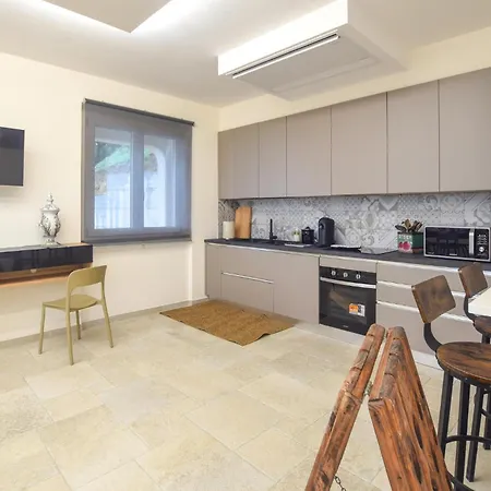 4 Bedroom Gorgeous In Holiday home