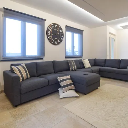 4 Bedroom Gorgeous In Holiday home *